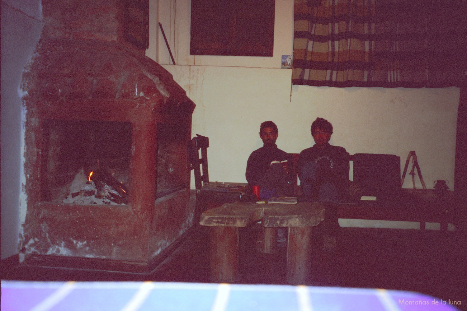 Jesús y Joaquín en el banco del comedor junto a la chimenea de la Estación de Urbina